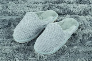 Pantofole donna antiscivolo lavorato a maglia con interno in soffice pelliccia.