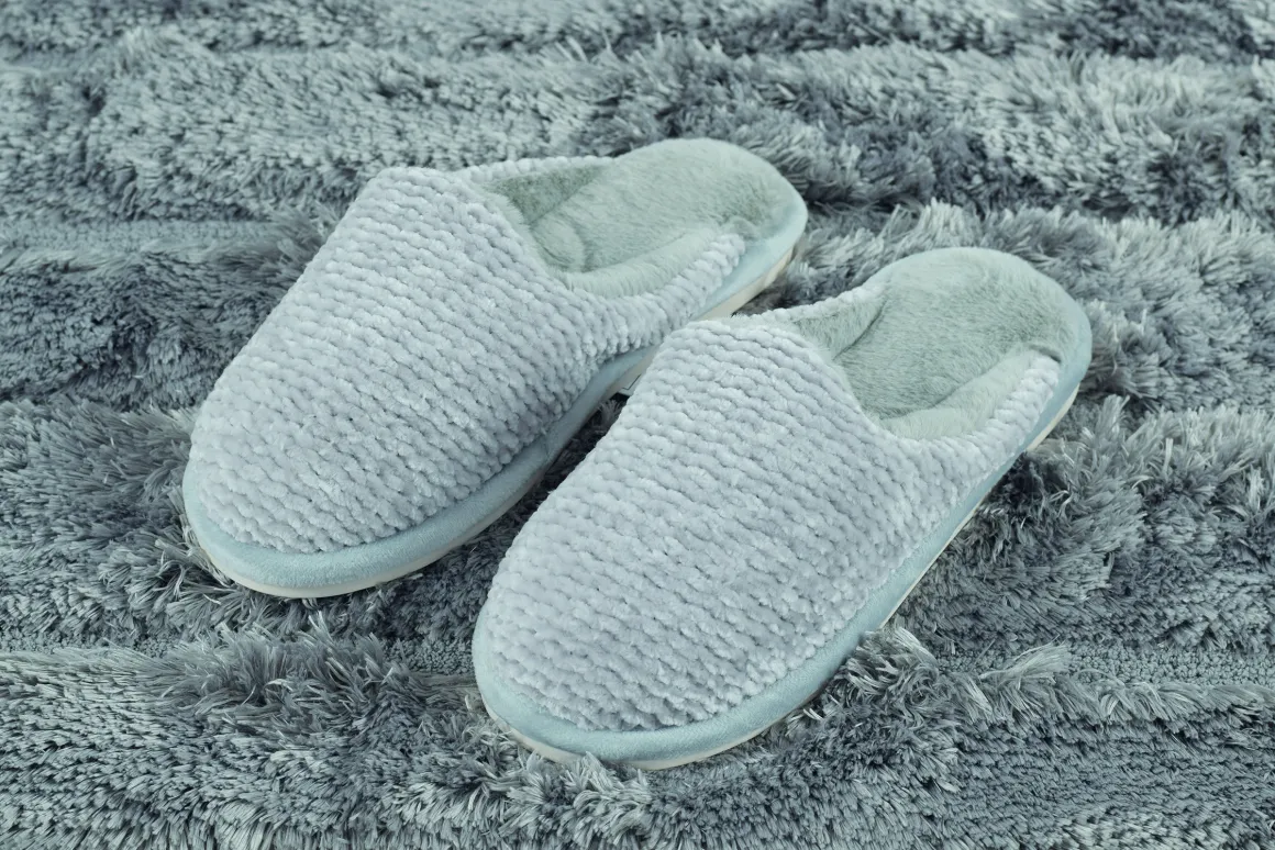 pantofole_donna_antiscivo_2-1.webp Pantofole donna antiscivolo lavorato a maglia con interno in soffice pelliccia.