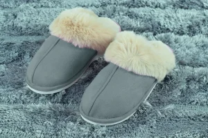 Pantofole donna antiscivolo scamosciate con bordo e interno in soffice pelliccia.