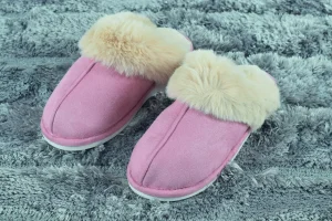 Pantofole donna antiscivolo scamosciate con bordo e interno in soffice pelliccia.