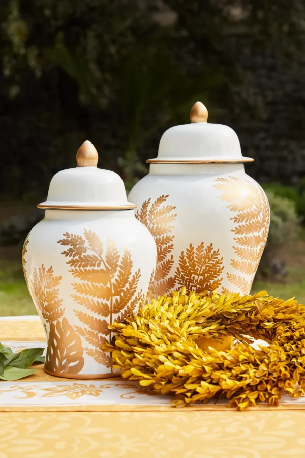 Potiche bianca con decoro oro satinato dipinto a manornrnDimensioni 26x26x45