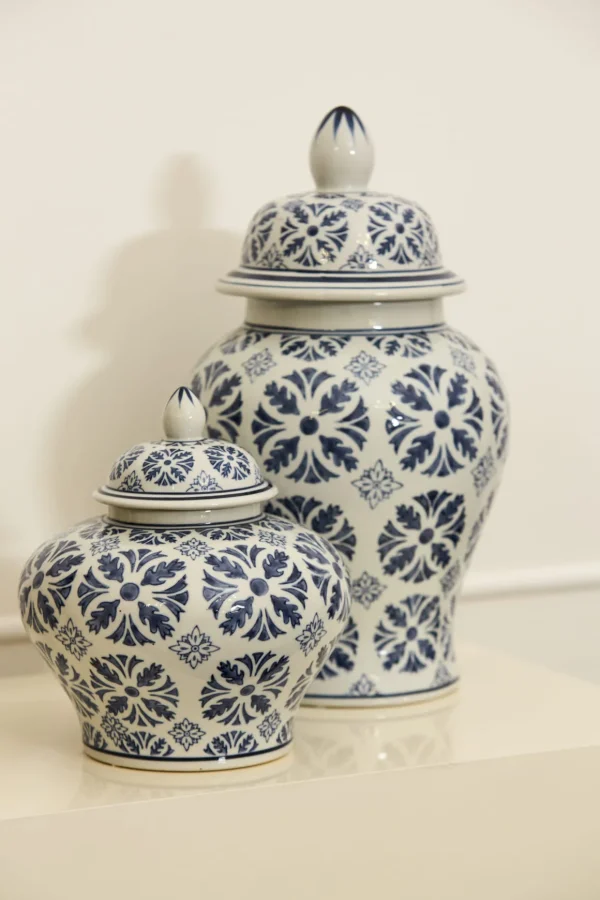 Potiche bianca in porcellana con decoro blu cobaltornLavorata a manornDimensioni: 25x25x43