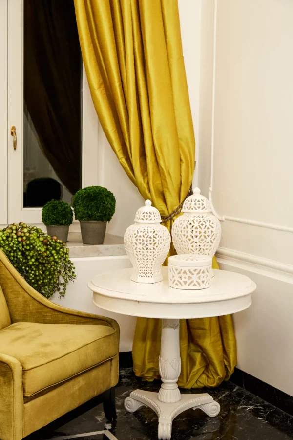 Potiche in porcellana bianca traforatarnrndimensioni 23x44