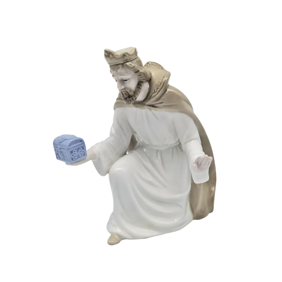 re_magio_melchiorre_ingin_0.webp Re Magio Melchiorre inginocchiato nei colori del bianco e beige e dono azzurro rientra nella nuova collezione di Preziosa luxury home. Rendi il tuo Natale piu00f9 speciale con l'acquisto di questa statuina decorativa.rncm: 16x13,6x16,5rnpack: scatola regalo.