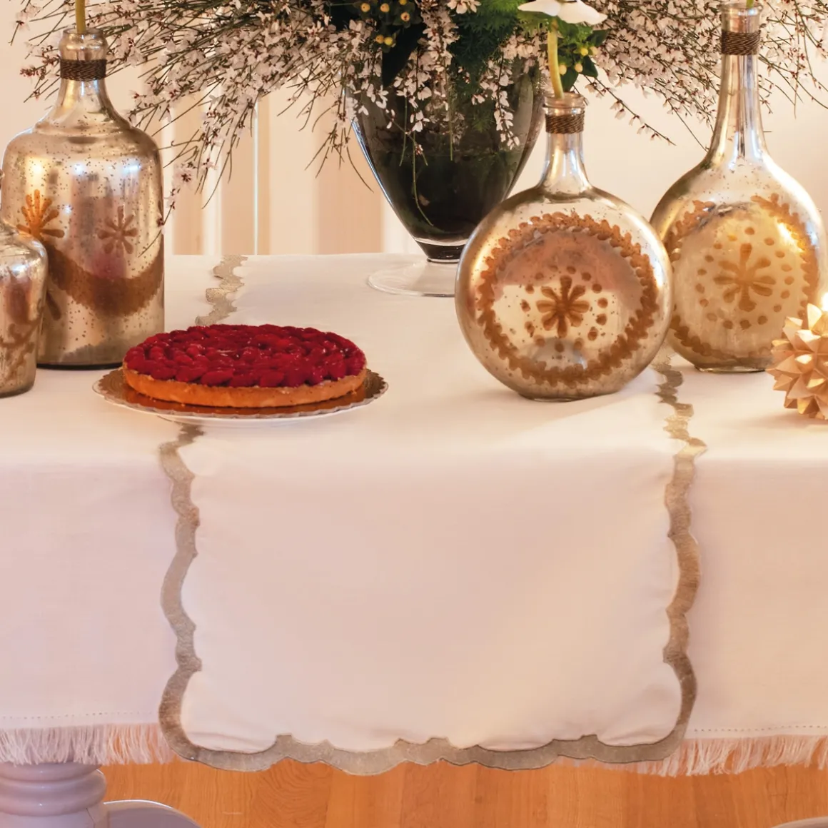 runner_con_bordo_smerlato_1.webp Runner con bordo smerlato e ricamo oro