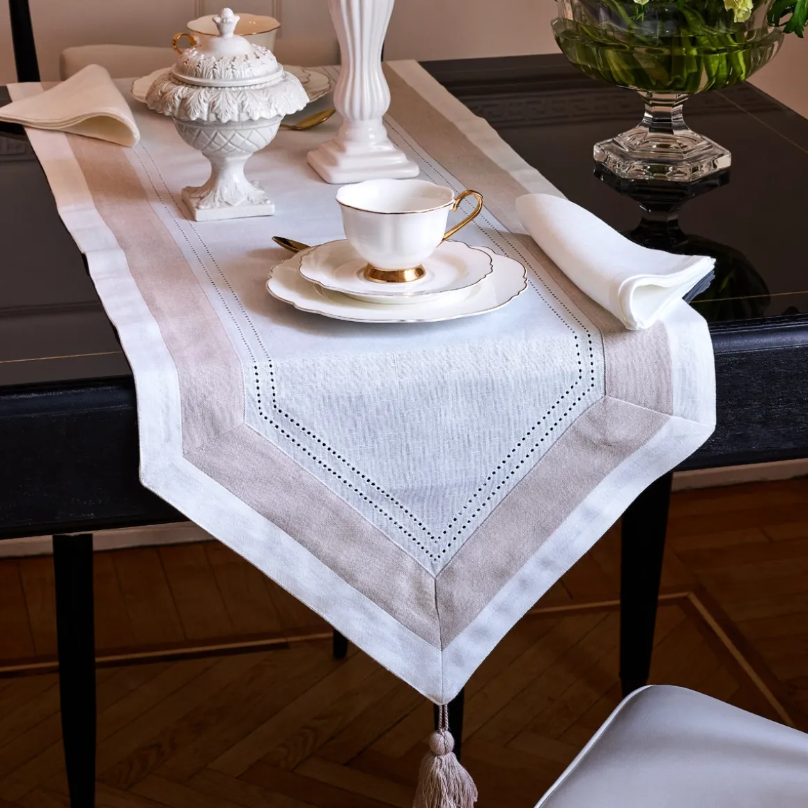 runner_orlo_a_giorno_e_ba_0.webp RUNNER ORLO A GIORNO E BALZA IN LINO DISPONIBILE IN 3 COLORI