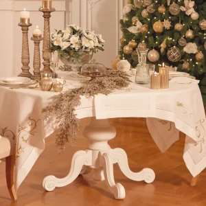 Runner ricamato con bordo applicato e orlo punto a giorno