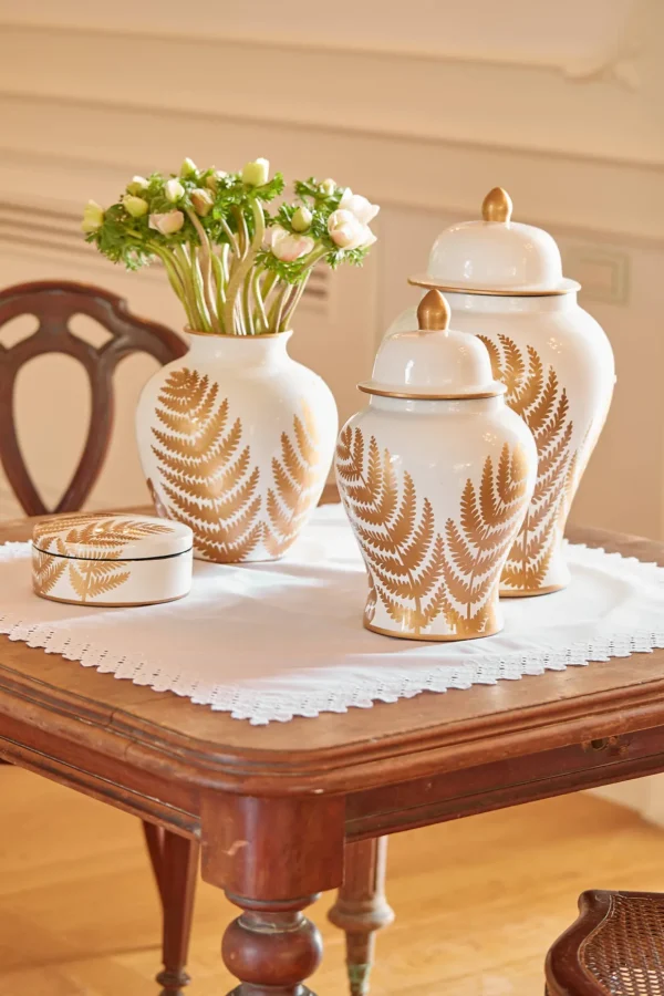 Scatola bianca in porcellana dipinta a mano con decoro oro