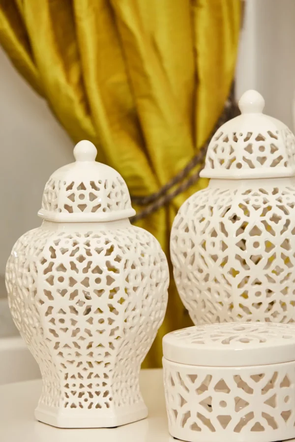 Scatola in porcellana bianca traforata lavorata a manornDimensioni: cm 20x13,5