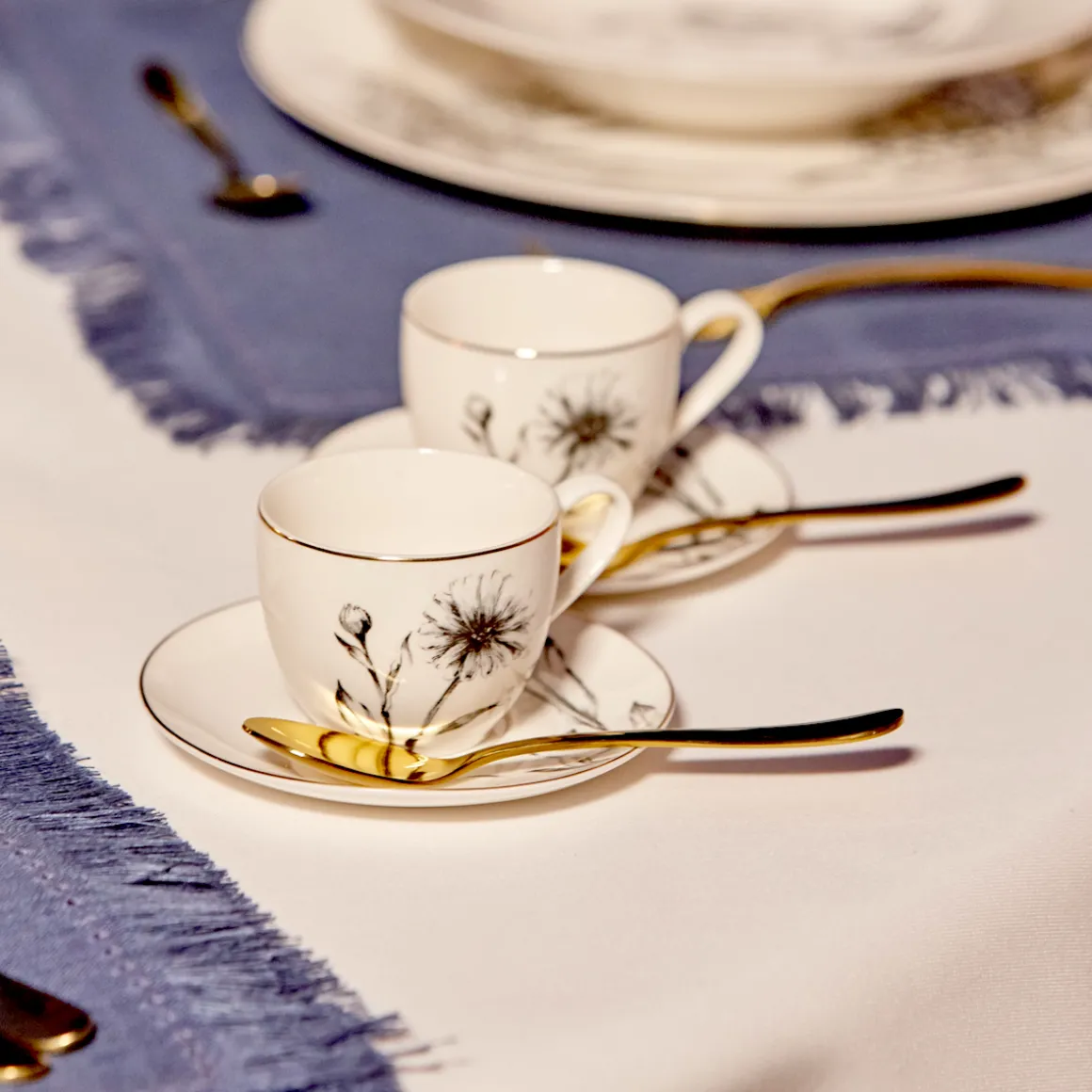 set__tazze_da_caffue_porc_0-3.webp Set 4 tazze da caffu00e8 Porcellana New Bone China decoro floreale nero