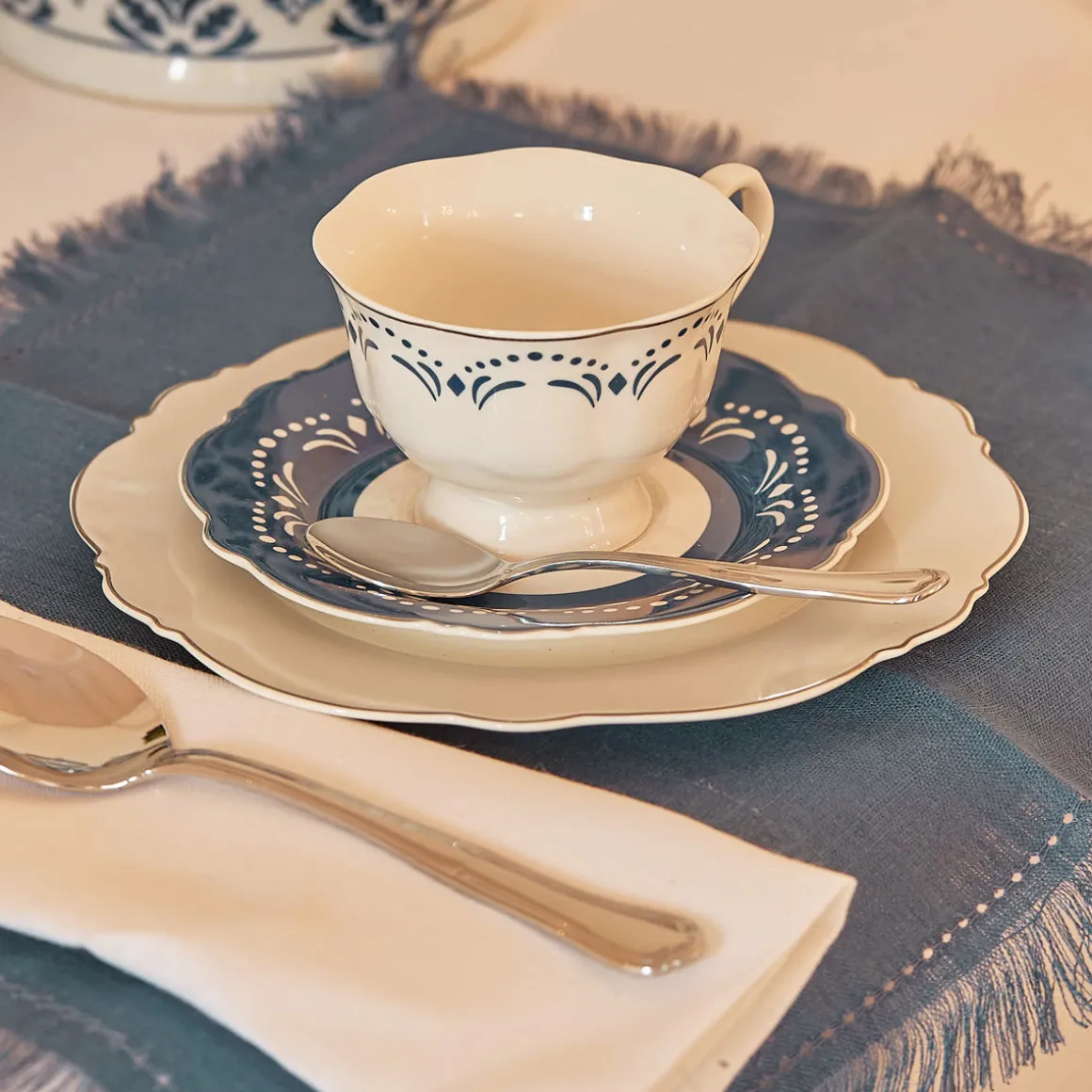 set__tazze_da_thue_porcel_0-1.webp Set 2 tazze da thu00e8 Porcellana New Bone China decoro blu e profilo argento