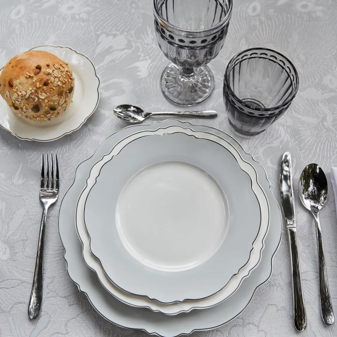 set_piatti_porcellana_new_0-4.webp Set Piatti Porcellana New Bone China bianco e naturale con profilo argento