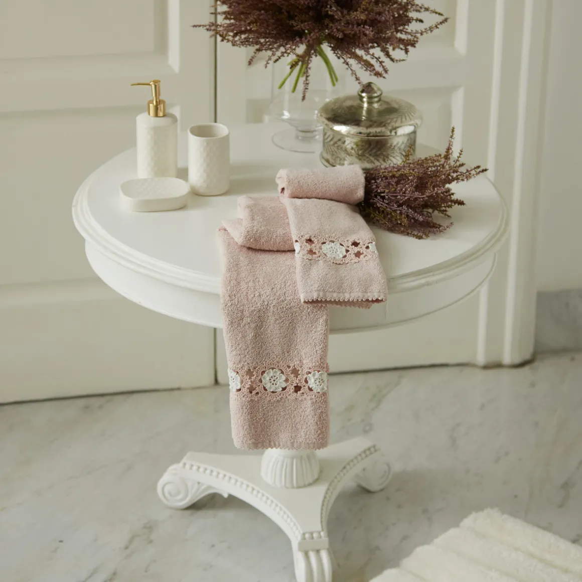 set_pz_accessori_bagno_co_2.webp Set 3pz accessori bagno con lavorazione in rilievo disponibile in 2 varianti di colore