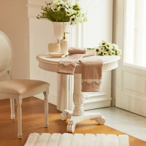 Set 3pz accessori bagno con lavorazione in rilievo disponibile in 3 varianti di colore