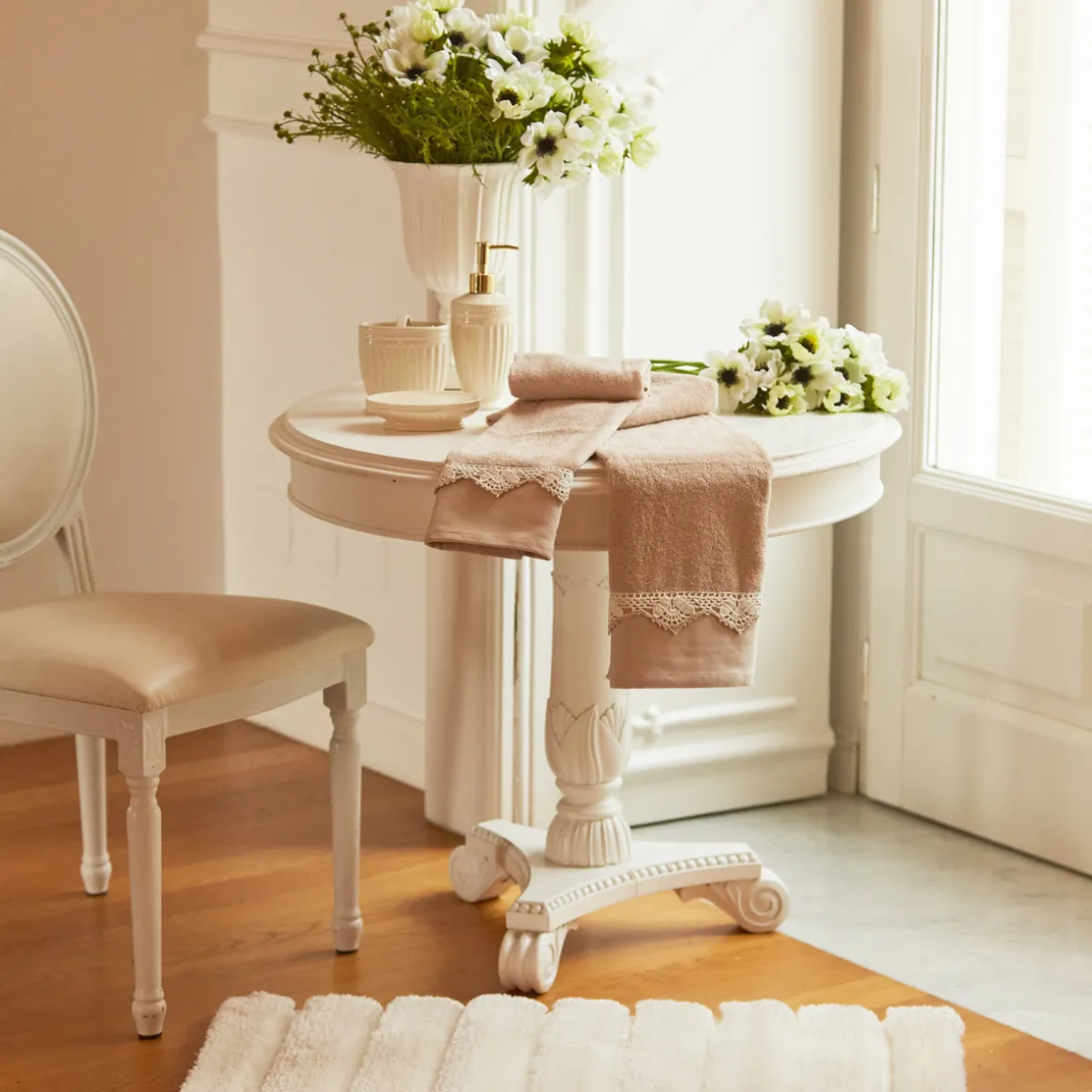 set_pz_accessori_bagno_co_3-1.webp Set 3pz accessori bagno con lavorazione in rilievo disponibile in 3 varianti di colore