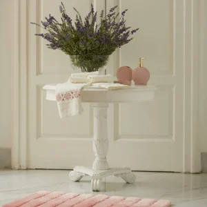 Set 3pz accessori bagno con lavorazione in rilievo disponibile in 3 varianti di colore