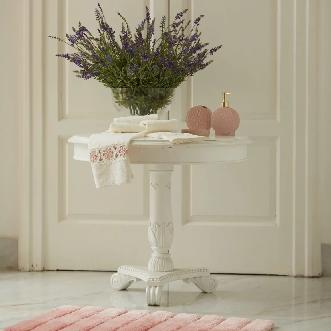 set_pz_accessori_bagno_co_3-2.webp Set 3pz accessori bagno con lavorazione in rilievo disponibile in 3 varianti di colore