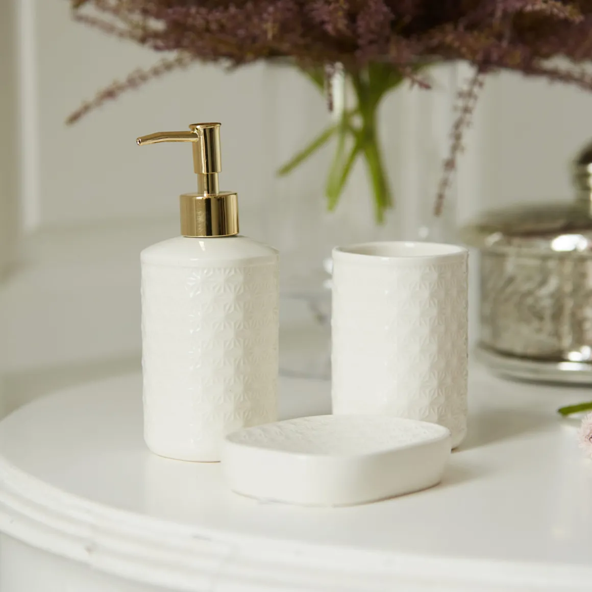 set_pz_accessori_bagno_co_3.webp Set 3pz accessori bagno con lavorazione in rilievo disponibile in 2 varianti di colore