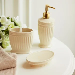 Set 3pz accessori bagno con lavorazione in rilievo disponibile in 3 varianti di colore