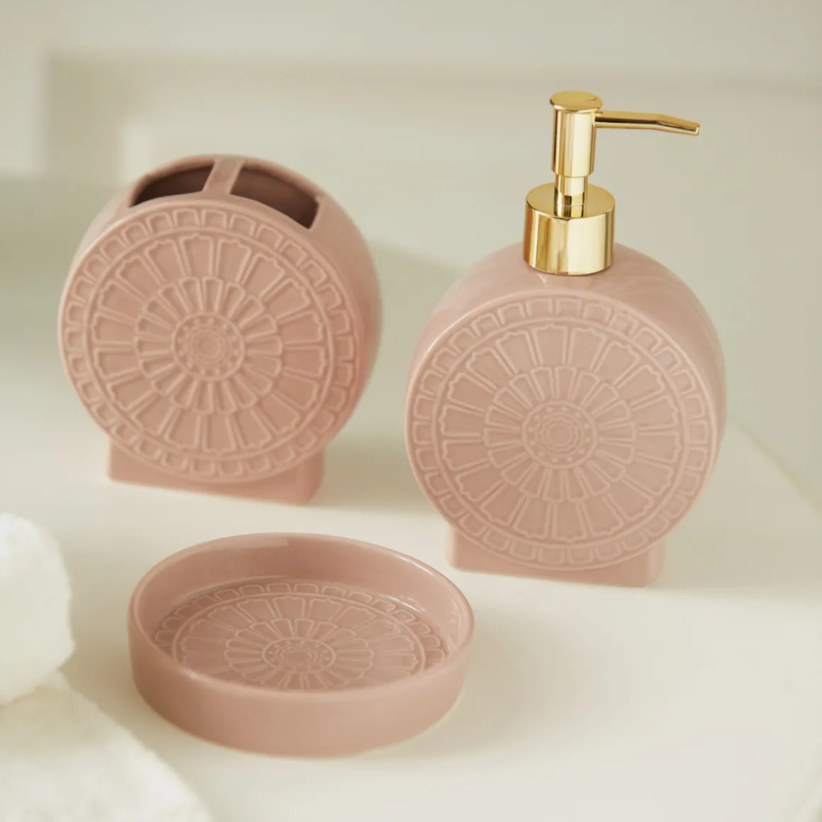 set_pz_accessori_bagno_co_4-2.webp Set 3pz accessori bagno con lavorazione in rilievo disponibile in 3 varianti di colore