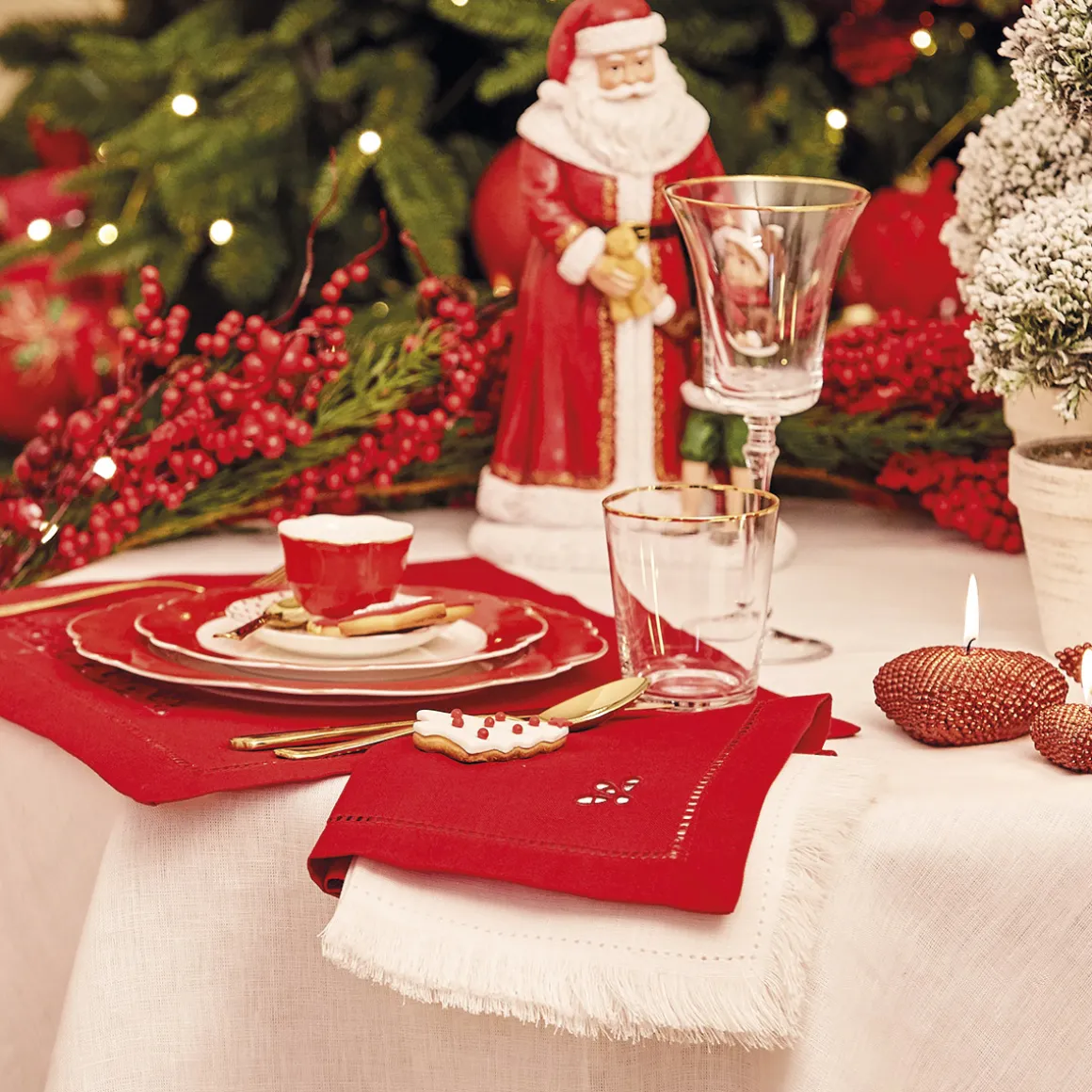 set_pz_tovaglioli_rossi_r_1.webp Set 6pz tovaglioli rossi ricamati a mano