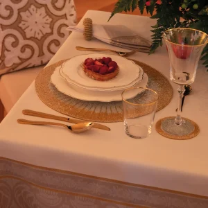 Sottobicchiere in perline bianche con bordo ed inserti oro