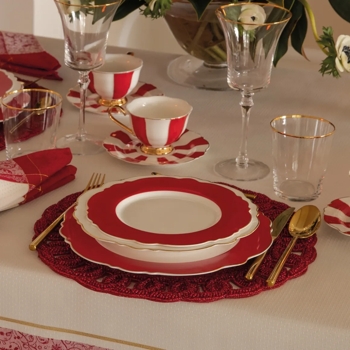 sottopiatto_in_perline_ro_1.webp Sottopiatto in perline rosse con bordo traforato