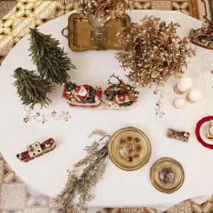 Striscia con decorou00a0 ricamato impreziosito da pietre cucite a mano e orlo a giorno