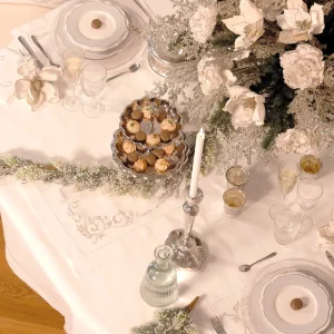 Striscia da tavola ricamata con bordo applicato e orlo punto a giorno