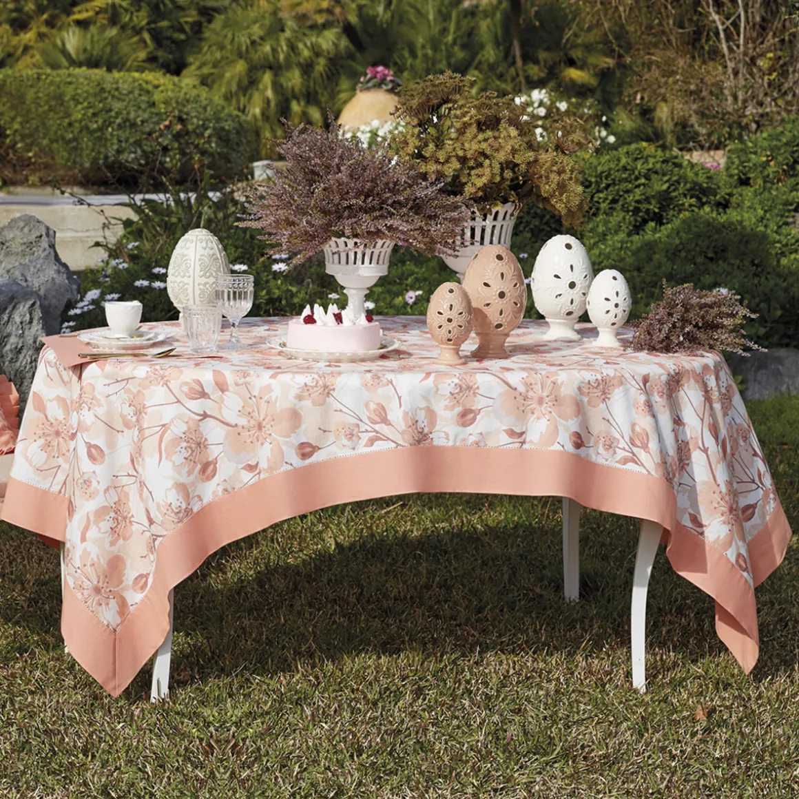 tende_in_lino_e_cotone_co_3.webp Tende in lino e cotone con stampa floreale ed orlo a giorno