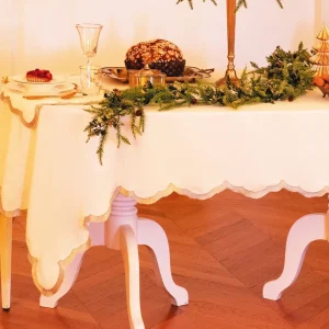 Tovaglia con bordo smerlato e ricamo oro