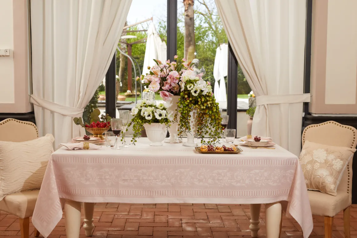 tovaglia_disegno_jacquard_0.webp TOVAGLIA DISEGNO JACQUARD CONu00a0 TOVAGLIOLI DISPONIBILE IN 5 COLORI