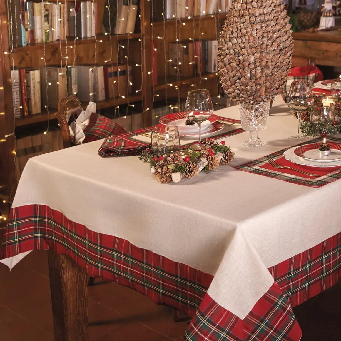 tovaglia_in_lino_con_balz_0.webp Tovaglia in lino con balza tartan