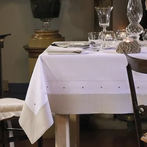 Tovaglia in lino con ricamo punto a giorno e fascia