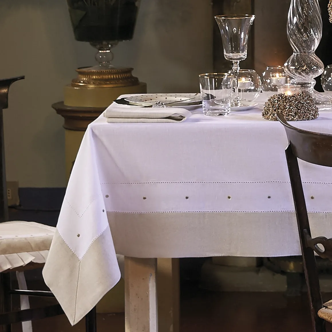 tovaglia_in_lino_con_rica_0.webp Tovaglia in lino con ricamo punto a giorno e fascia