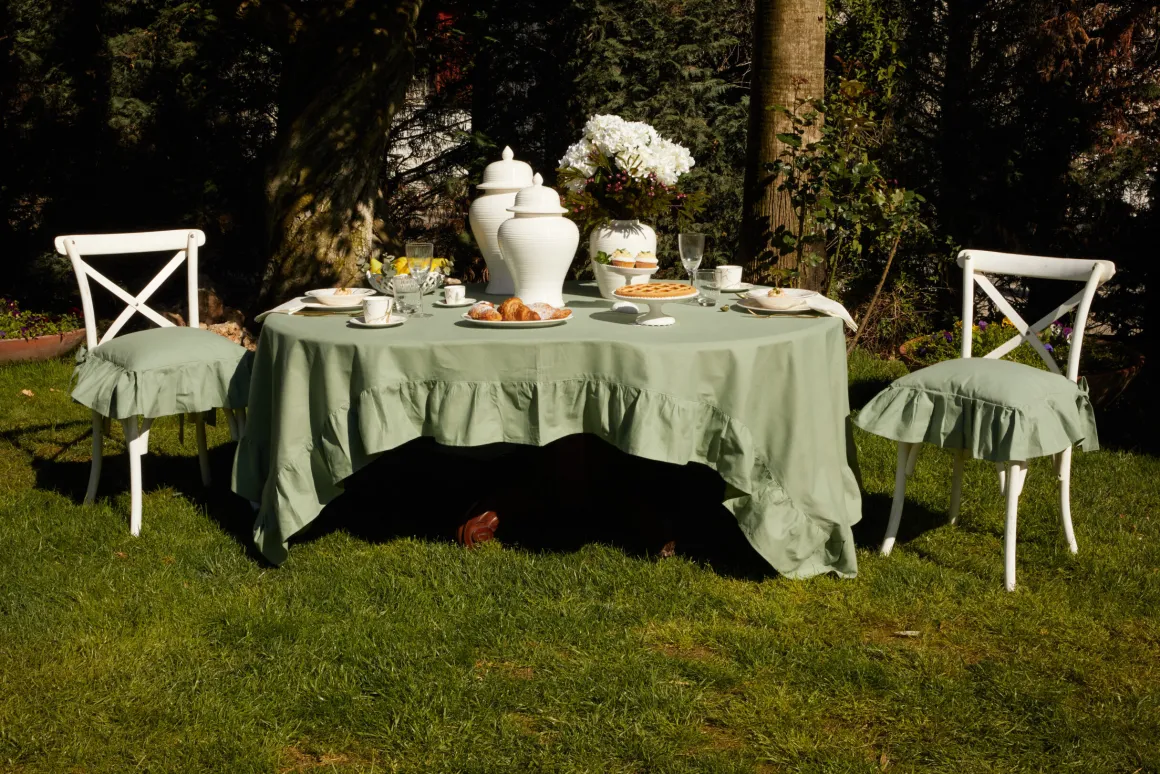 tovaglia_panama_tinta_uni_0.webp Tovaglia panama tinta unita con grande frill disponibile in 12 varianti colore