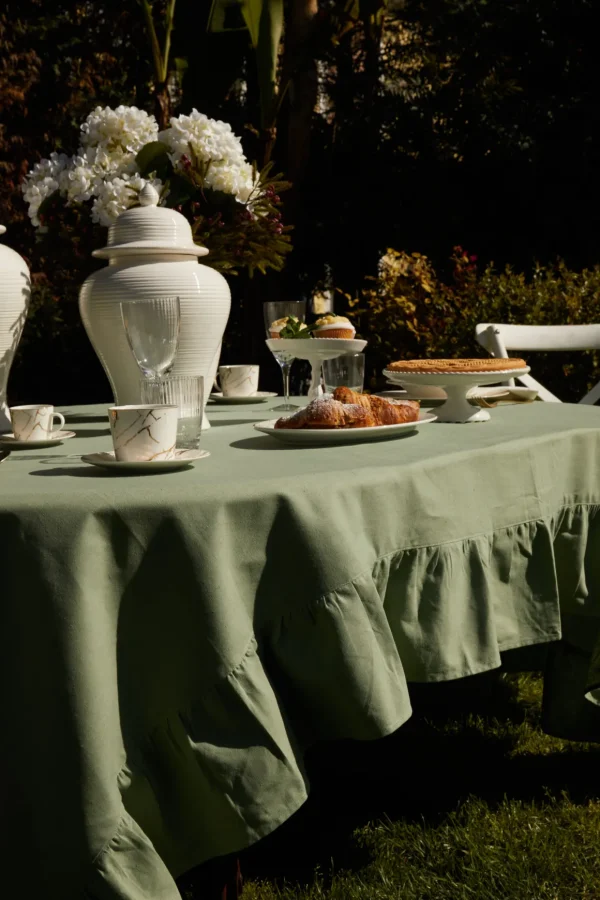 Tovaglia panama tinta unita con grande frill disponibile in 12 varianti colore