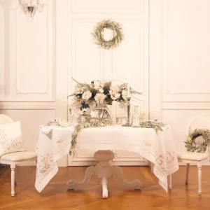 Tovaglia ricamata con bordo applicato e orlo punto a giorno