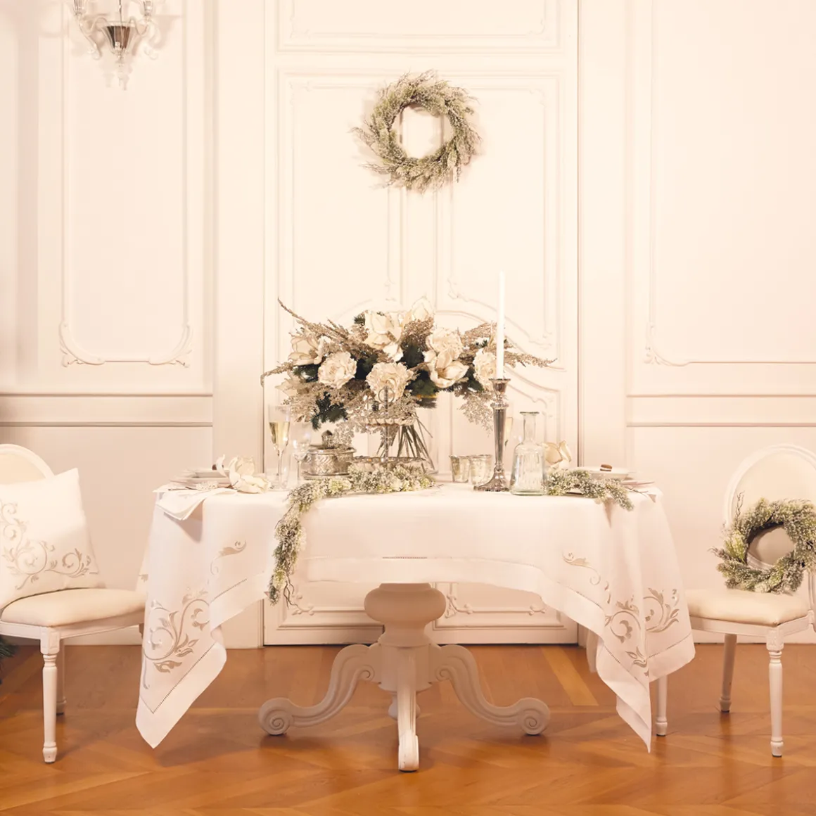 tovaglia_ricamata_con_bor_0.webp Tovaglia ricamata con bordo applicato e orlo punto a giorno