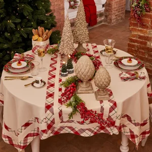 Tovaglia tinta unita disponibile in variante colore rosso o panna, con doppio bordo applicato a quadri e filo lurex oro ideale per le feste Natalizie