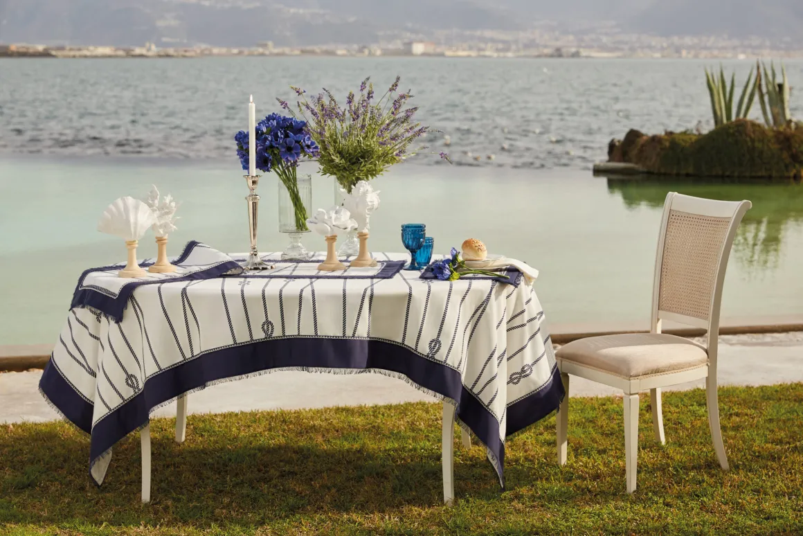 tovaglia_zante_panama_fia_0.webp TOVAGLIA ZANTE PANAMA FIAMMATA CON STAMPA A CORDA E PASSAMANERIA LAVORATA A MANO