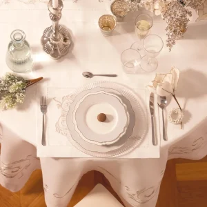 Tovaglietta ricamata con bordo applicato e orlo punto a giorno