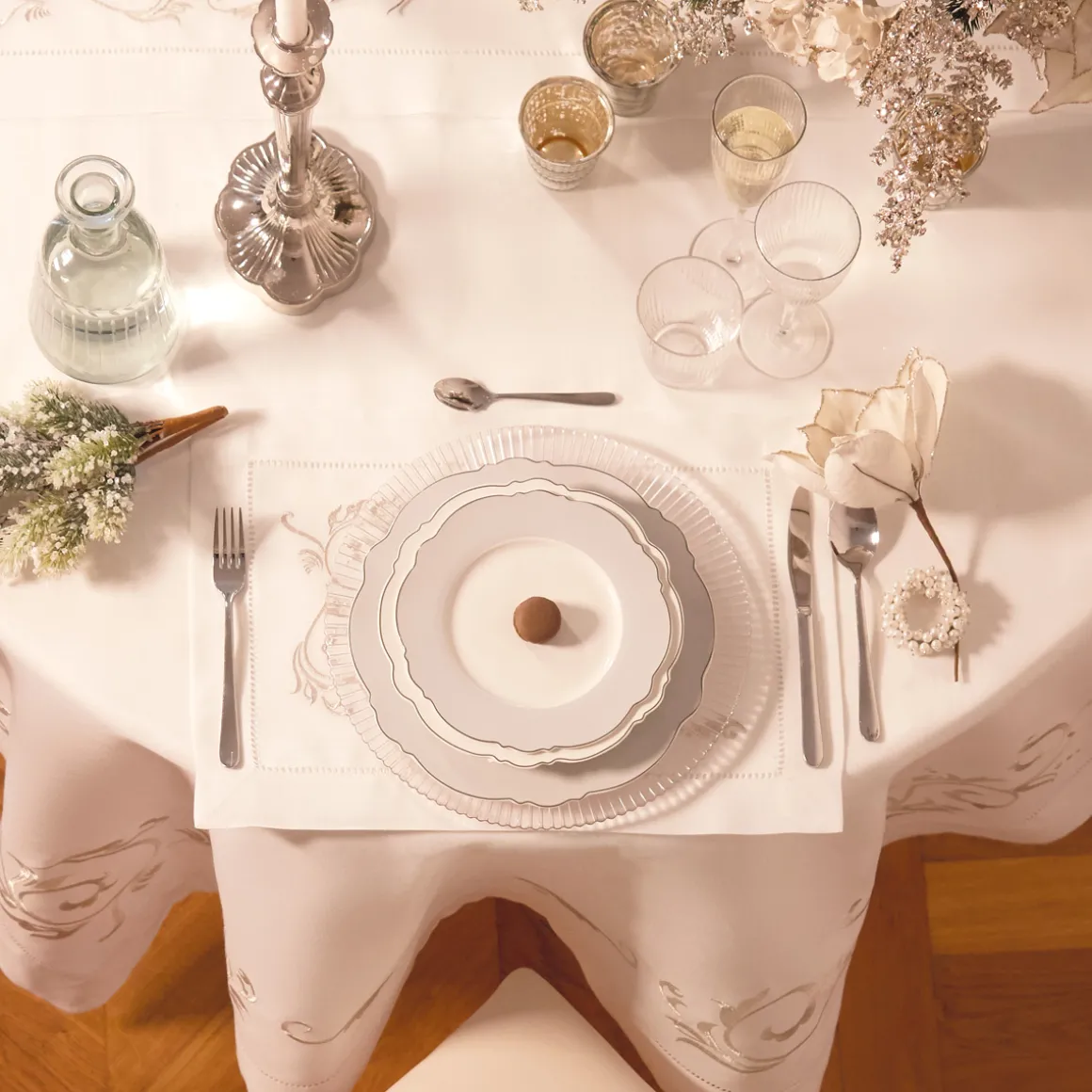 tovaglietta_ricamata_con__3.webp Tovaglietta ricamata con bordo applicato e orlo punto a giorno