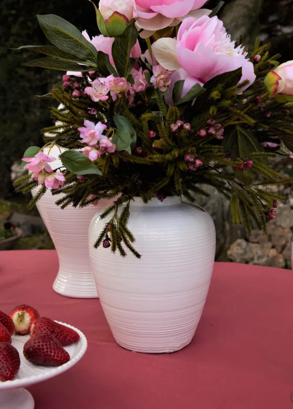 Vaso decorativo in porcellana lavorato